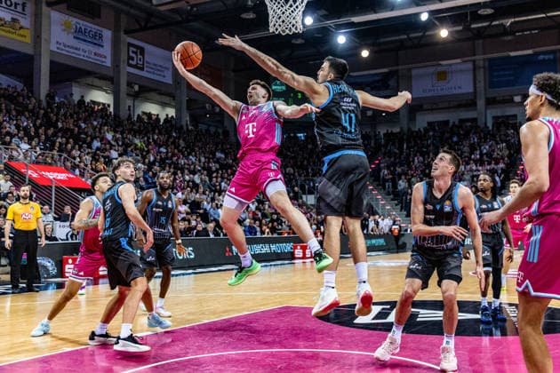 Grayson Murphy (Telekom Baskets Bonn, 07) vs j47, Nazihar Bohannon (Science City Jena, 15) schaut zu Telekom Baskets Bonn vs. Science City Jena, Basketball, easy Credit BBL, 19. Spieltag, 2025 2026, 07.02.2026 Telekom Baskets Bonn vs. Science City Jena, Basketball, easy Credit BBL, 19. Spieltag, 2025 2026, 07.02.2026 Bonn Copyright: xEibner-Pressefoto GerhardxWingenx EP_GWR
