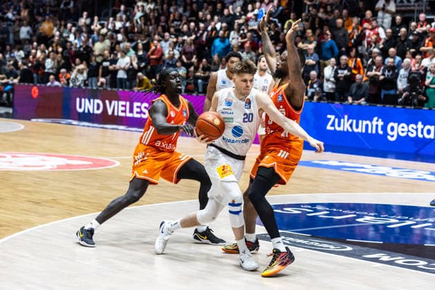 GER, easy-Credit Basketball-Bundesliga, Niners Chemnitz - Syntainics MBC. 07.02.2026, Messe, Chemnitz, GER, easy-Credit Basketball-Bundesliga, Niners Chemnitz - Syntainics MBC. Perttu Blomgren (Syntainics MBC, 20), John Edward Newman III (Niners Chemnitz, 9) Foto Alexander Trienitz Chemnitz Messe Sachsen Deutschland