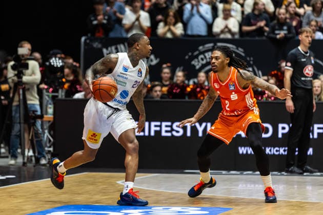 GER, easy-Credit Basketball-Bundesliga, Niners Chemnitz - Syntainics MBC. 07.02.2026, Messe, Chemnitz, GER, easy-Credit Basketball-Bundesliga, Niners Chemnitz - Syntainics MBC. Charles Callison (Syntainics MBC, 23), Nike Sibande (Niners Chemnitz, 2) Foto Alexander Trienitz Chemnitz Messe Sachsen Deutschland