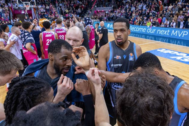 Die Spieler von Science City Jena besprechen sich enttaeuscht nach der Niederlage im Spiel gegen Bonn Telekom Baskets Bonn vs. Science City Jena, Basketball, easy Credit BBL, 19. Spieltag, 2025 2026, 07.02.2026 Telekom Baskets Bonn vs. Science City Jena, Basketball, easy Credit BBL, 19. Spieltag, 2025 2026, 07.02.2026 Bonn Copyright: xEibner-Pressefoto GerhardxWingenx EP_GWR