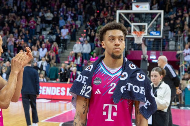 Alijah Comithier (Telekom Baskets Bonn, 02) freut sich nach dem Sieg gegen Jena Telekom Baskets Bonn vs. Science City Jena, Basketball, easy Credit BBL, 19. Spieltag, 2025 2026, 07.02.2026 Telekom Baskets Bonn vs. Science City Jena, Basketball, easy Credit BBL, 19. Spieltag, 2025 2026, 07.02.2026 Bonn Copyright: xEibner-Pressefoto GerhardxWingenx EP_GWR