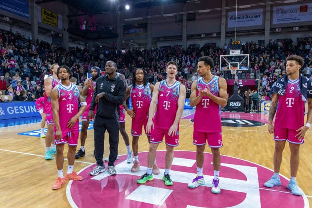 Alijah Comithier (Telekom Baskets Bonn, 02), Zach Cooks (Telekom Baskets Bonn, 03), Grayson Murphy (Telekom Baskets Bonn, 07), Jalen Finch (Telekom Baskets Bonn, ) freuen sich nach dem Sieg gegen Jena Telekom Baskets Bonn vs. Science City Jena, Basketball, easy Credit BBL, 19. Spieltag, 2025 2026, 07.02.2026 Telekom Baskets Bonn vs. Science City Jena, Basketball, easy Credit BBL, 19. Spieltag, 2025 2026, 07.02.2026 Bonn Copyright: xEibner-Pressefoto GerhardxWingenx EP_GWR