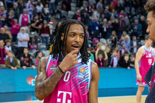 Der Bonner Neuzugang Jalen Finch (Telekom Baskets Bonn, ) freut sich nach dem Sieg gegen Jena Telekom Baskets Bonn vs. Science City Jena, Basketball, easy Credit BBL, 19. Spieltag, 2025 2026, 07.02.2026 Telekom Baskets Bonn vs. Science City Jena, Basketball, easy Credit BBL, 19. Spieltag, 2025 2026, 07.02.2026 Bonn Copyright: xEibner-Pressefoto GerhardxWingenx EP_GWR