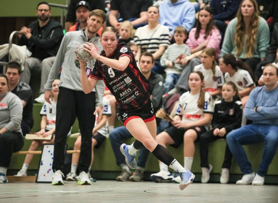 TG Nuertingen vs. HSG Freiburg, Handball,2.Alsco Handball Bundesliga Frauen, Spieltag 17, Saison 2025 2026, 07.02.2026 Ronja Buehler (TG Nuertingen, 09TGN) kurz vor dem Wurf unter den Augen der Zuschauer. TG Nuertingen vs. HSG Freiburg, Handball,2.Alsco Handball Bundesliga Frauen, Spieltag 17, Saison 2025 2026, 07.02.2026 Copyright: xEibner-Pressefoto DavidexDixGiovx EP_DGI