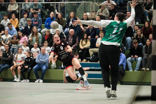 TG Nuertingen vs. HSG Freiburg, Handball,2.Alsco Handball Bundesliga Frauen, Spieltag 17, Saison 2025 2026, 07.02.2026 Ronja Buehler (TG Nuertingen, 09TGN) beim Wurf gegen Leonie Kuntz (HSG Freiburg, 71HSG). TG Nuertingen vs. HSG Freiburg, Handball,2.Alsco Handball Bundesliga Frauen, Spieltag 17, Saison 2025 2026, 07.02.2026 Copyright: xEibner-Pressefoto DavidexDixGiovx EP_DGI