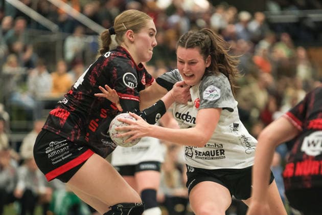 TG Nuertingen vs. HSG Freiburg, Handball,2.Alsco Handball Bundesliga Frauen, Spieltag 17, Saison 2025 2026, 07.02.2026, Marit Walz (HSG Freiburg, 19HSG) in der festen Umklammerung von TG Nuertingen vs. HSG Freiburg, Handball,2.Alsco Handball Bundesliga Frauen, Spieltag 17, Saison 2025 2026, 07.02.2026 Copyright: xEibner-Pressefoto DavidexDixGiovx EP_DGI
