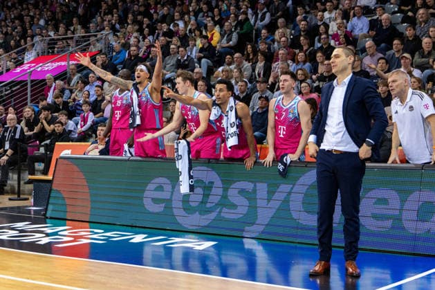 Kur Jongkuch (Telekom Baskets Bonn, 15), Jeff Garrett Jr. (Telekom Baskets Bonn, 04), Patrick Heckmann (Telekom Baskets Bonn, 33), Grayson Murphy (Telekom Baskets Bonn, 07) und Marko Stankovic (Telekom Baskets Bonn, Headcoach) sind unzufrieden mit einer Entscheidung des Schiedsrichters Telekom Baskets Bonn vs. Science City Jena, Basketball, easy Credit BBL, 19. Spieltag, 2025 2026, 07.02.2026 Telekom Baskets Bonn vs. Science City Jena, Basketball, easy Credit BBL, 19. Spieltag, 2025 2026, 07.02.2026 Bonn Copyright: xEibner-Pressefoto GerhardxWingenx EP_GWR