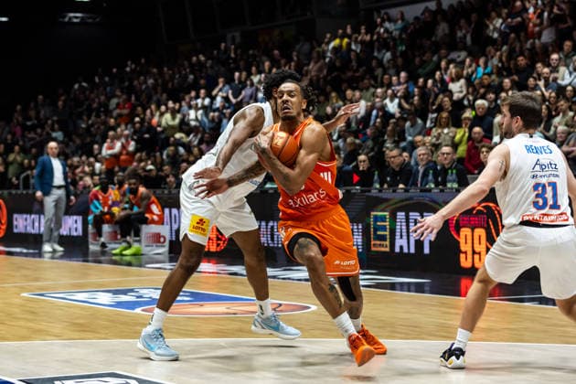 GER, easy-Credit Basketball-Bundesliga, Niners Chemnitz - Syntainics MBC. 07.02.2026, Messe, Chemnitz, GER, easy-Credit Basketball-Bundesliga, Niners Chemnitz - Syntainics MBC. Kevin Yebo (Niners Chemnitz, 0), Marcus Foster (Syntainics MBC, 5) Foto Alexander Trienitz Chemnitz Messe Sachsen Deutschland