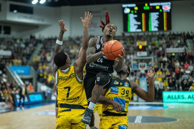 Elijah Hughes (MHP RIESEN Ludwigsburg, 07), Cobe Williams (Bamberg Baskets, 24), Maxwell Temoka (MHP RIESEN Ludwigsburg, 39), GER, MHP Riesen vs. BMA365 Bamberg Baskets, Basketball Bundesliga, easycredit BBL, 19. Spieltag, Spielzeit 2025 2026, 07.02.2026, GER, MHP Riesen vs. BMA365 Bamberg Baskets, Basketball Bundesliga, easycredit BBL, 19. Spieltag, Spielzeit 2025 2026, 07.02.2026 Ludwigsburg Copyright: xEibner-Pressefoto SaschaxWaltherx EP_EER