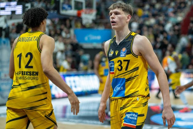 Lenny Anigbata (MHP RIESEN Ludwigsburg, 12) und Julis Baumer (MHP RIESEN Ludwigsburg, 37) sind enttäuscht enttaeuscht, unzufrieden, negative emotionen,, GER, MHP Riesen vs. BMA365 Bamberg Baskets, Basketball Bundesliga, easycredit BBL, 19. Spieltag, Spielzeit 2025 2026, 07.02.2026, GER, MHP Riesen vs. BMA365 Bamberg Baskets, Basketball Bundesliga, easycredit BBL, 19. Spieltag, Spielzeit 2025 2026, 07.02.2026 Ludwigsburg Copyright: xEibner-Pressefoto SaschaxWaltherx EP_EER