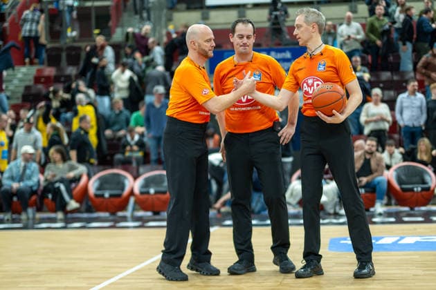Benjamin Barth (Schiedsrichter), Clemens Fritz (Schiedsrichter), bei seinem 750 Jubilaeum als Schiedsrichter, Christof Madinger (Schiedsrichter), GER, MHP Riesen vs. BMA365 Bamberg Baskets, Basketball Bundesliga, easycredit BBL, 19. Spieltag, Spielzeit 2025 2026, 07.02.2026, GER, MHP Riesen vs. BMA365 Bamberg Baskets, Basketball Bundesliga, easycredit BBL, 19. Spieltag, Spielzeit 2025 2026, 07.02.2026 Ludwigsburg Copyright: xEibner-Pressefoto SaschaxWaltherx EP_EER