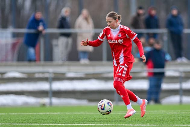 Clara Choisy (FCB, 37) am Ball, Freisteller, Einzelbild, Aktion, Action, 08.02.2026, München (Deutschland), Fussball,2. Frauen-Bundesliga, FC Bayern München II - VfL Wolfsburg II, DFB DFL REGULATIONS PROHIBIT ANY USE OF PHOTOGRAPHS AS IMAGE SEQUENCES AND OR QUASI-VIDEO.
