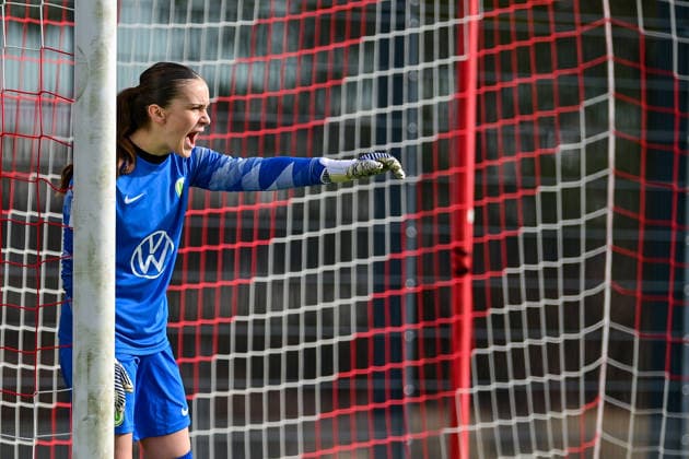 Nelly Smolarczyk (Torwart, Wolfsburg, 12) gibt Anweisungen, gestikuliert, mit den Armen gestikulieren, gives instructions, gesticulate, Einzelbild, Aktion, Action, 08.02.2026, München (Deutschland), Fussball,2. Frauen-Bundesliga, FC Bayern München II - VfL Wolfsburg II, DFB DFL REGULATIONS PROHIBIT ANY USE OF PHOTOGRAPHS AS IMAGE SEQUENCES AND OR QUASI-VIDEO.
