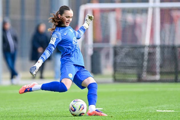 Nelly Smolarczyk (Torwart, Wolfsburg, 12) am Ball, Freisteller, Einzelbild, Aktion, Action, 08.02.2026, München (Deutschland), Fussball,2. Frauen-Bundesliga, FC Bayern München II - VfL Wolfsburg II, DFB DFL REGULATIONS PROHIBIT ANY USE OF PHOTOGRAPHS AS IMAGE SEQUENCES AND OR QUASI-VIDEO.