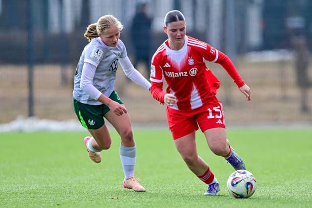 v.li.: Annika Mueller (Wolfsburg, 26) Laura Dafinger (FCB, 15) im Zweikampf, Duell, duel, tackle, Dynamik, Action, Aktion, 08.02.2026, München (Deutschland), Fussball,2. Frauen-Bundesliga, FC Bayern München II - VfL Wolfsburg II, DFB DFL REGULATIONS PROHIBIT ANY USE OF PHOTOGRAPHS AS IMAGE SEQUENCES AND OR QUASI-VIDEO.