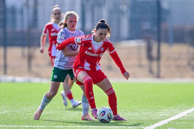 v.li.: Annika Mueller (Wolfsburg, 26) Samira Di Lauro (FCB, 8) im Zweikampf, Duell, duel, tackle, Dynamik, Action, Aktion, 08.02.2026, München (Deutschland), Fussball,2. Frauen-Bundesliga, FC Bayern München II - VfL Wolfsburg II, DFB DFL REGULATIONS PROHIBIT ANY USE OF PHOTOGRAPHS AS IMAGE SEQUENCES AND OR QUASI-VIDEO.