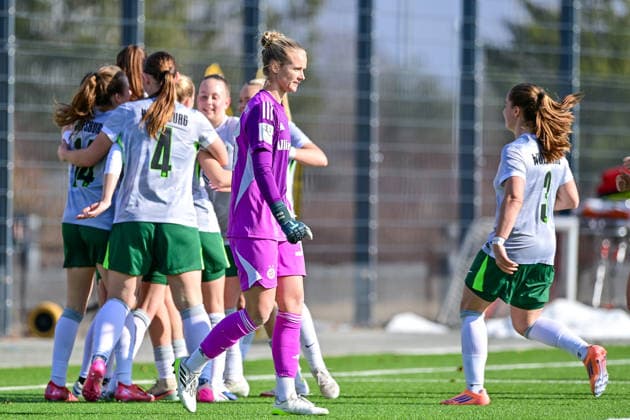Anna Klink (Torwart, Torfrau, FCB, 38) nach dem Gegentor zum 1:2 enttaeuscht schauend, Enttaeuschung, Frustration, disappointed, pessimistisch, im Hintergrund bejubeln die Spielerinnen des VfL Wolfsburg das Tor, 08.02.2026, München (Deutschland), Fussball,2. Frauen-Bundesliga, FC Bayern München II - VfL Wolfsburg II, DFB DFL REGULATIONS PROHIBIT ANY USE OF PHOTOGRAPHS AS IMAGE SEQUENCES AND OR QUASI-VIDEO.