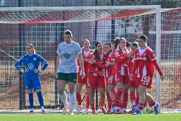 Spielerinnen des FC Bayern miot Torjubel, Jubel, Torjubel, Torerfolg, celebrate the goal, goal, celebration, Jubel ueber das Tor zum 2:2, optimistisch, Action, Aktion, 08.02.2026, München (Deutschland), Fussball,2. Frauen-Bundesliga, FC Bayern München II - VfL Wolfsburg II, DFB DFL REGULATIONS PROHIBIT ANY USE OF PHOTOGRAPHS AS IMAGE SEQUENCES AND OR QUASI-VIDEO.