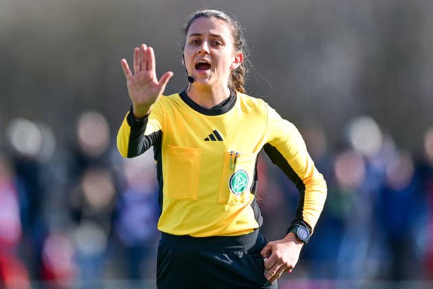 Marie-Theres Muehlbauer (Schiedsrichterin) gibt Anweisungen, gestikuliert, mit den Armen gestikulieren, gives instructions, gesticulate, Einzelbild, Aktion, Action, 08.02.2026, München (Deutschland), Fussball,2. Frauen-Bundesliga, FC Bayern München II - VfL Wolfsburg II, DFB DFL REGULATIONS PROHIBIT ANY USE OF PHOTOGRAPHS AS IMAGE SEQUENCES AND OR QUASI-VIDEO.