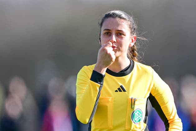 Marie-Theres Muehlbauer (Schiedsrichterin) gibt Anweisungen, gestikuliert, mit den Armen gestikulieren, gives instructions, gesticulate, Einzelbild, Aktion, Action, 08.02.2026, München (Deutschland), Fussball,2. Frauen-Bundesliga, FC Bayern München II - VfL Wolfsburg II, DFB DFL REGULATIONS PROHIBIT ANY USE OF PHOTOGRAPHS AS IMAGE SEQUENCES AND OR QUASI-VIDEO.