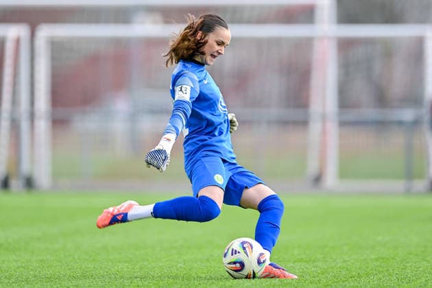 Nelly Smolarczyk (Torwart, Wolfsburg, 12) am Ball, Freisteller, Einzelbild, Aktion, Action, 08.02.2026, München (Deutschland), Fussball,2. Frauen-Bundesliga, FC Bayern München II - VfL Wolfsburg II, DFB DFL REGULATIONS PROHIBIT ANY USE OF PHOTOGRAPHS AS IMAGE SEQUENCES AND OR QUASI-VIDEO.