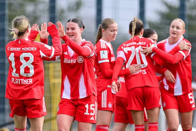 Spielerinnen des FC Bayern mit Torjubel, Jubel, Torjubel, Torerfolg, celebrate the goal, goal, celebration, Jubel ueber das Tor zum 1:1, optimistisch, Action, Aktion, 08.02.2026, München (Deutschland), Fussball,2. Frauen-Bundesliga, FC Bayern München II - VfL Wolfsburg II, DFB DFL REGULATIONS PROHIBIT ANY USE OF PHOTOGRAPHS AS IMAGE SEQUENCES AND OR QUASI-VIDEO.
