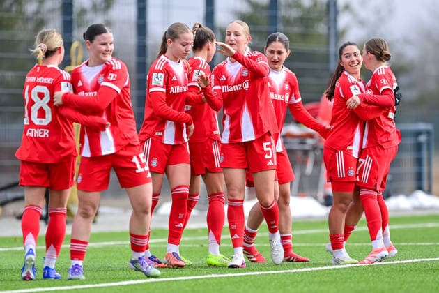 Spielerinnen des FC Bayern mit Torjubel, Jubel, Torjubel, Torerfolg, celebrate the goal, goal, celebration, Jubel ueber das Tor zum 1:1, optimistisch, Action, Aktion, 08.02.2026, München (Deutschland), Fussball,2. Frauen-Bundesliga, FC Bayern München II - VfL Wolfsburg II, DFB DFL REGULATIONS PROHIBIT ANY USE OF PHOTOGRAPHS AS IMAGE SEQUENCES AND OR QUASI-VIDEO.