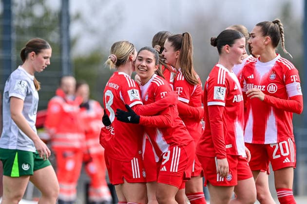 Spielerinnen des FC Bayern mit Torjubel, Jubel, Torjubel, Torerfolg, celebrate the goal, goal, celebration, Jubel ueber das Tor zum 1:1, optimistisch, Action, Aktion, 08.02.2026, München (Deutschland), Fussball,2. Frauen-Bundesliga, FC Bayern München II - VfL Wolfsburg II, DFB DFL REGULATIONS PROHIBIT ANY USE OF PHOTOGRAPHS AS IMAGE SEQUENCES AND OR QUASI-VIDEO.