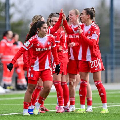 Spielerinnen des FC Bayern mit Torjubel, Jubel, Torjubel, Torerfolg, celebrate the goal, goal, celebration, Jubel ueber das Tor zum 1:1, optimistisch, Action, Aktion, 08.02.2026, München (Deutschland), Fussball,2. Frauen-Bundesliga, FC Bayern München II - VfL Wolfsburg II, DFB DFL REGULATIONS PROHIBIT ANY USE OF PHOTOGRAPHS AS IMAGE SEQUENCES AND OR QUASI-VIDEO.
