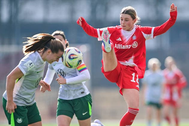 v.li.: Joelle Steiner (Wolfsburg, 3) Maria Agathe Jonietz (Wolfsburg, 5) Maria Plattner (FCB, 18) im Zweikampf, Duell, duel, tackle, Dynamik, Action, Aktion, 08.02.2026, München (Deutschland), Fussball,2. Frauen-Bundesliga, FC Bayern München II - VfL Wolfsburg II, DFB DFL REGULATIONS PROHIBIT ANY USE OF PHOTOGRAPHS AS IMAGE SEQUENCES AND OR QUASI-VIDEO.