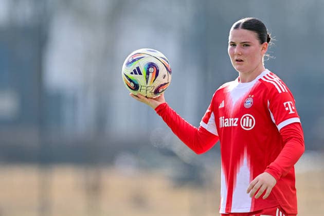 Laura Dafinger (FCB, 15) beim Einwurf, Einzelbild, Aktion, Action, 08.02.2026, München (Deutschland), Fussball,2. Frauen-Bundesliga, FC Bayern München II - VfL Wolfsburg II, DFB DFL REGULATIONS PROHIBIT ANY USE OF PHOTOGRAPHS AS IMAGE SEQUENCES AND OR QUASI-VIDEO.