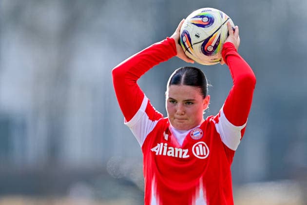 Laura Dafinger (FCB, 15) beim Einwurf, Einzelbild, Aktion, Action, 08.02.2026, München (Deutschland), Fussball,2. Frauen-Bundesliga, FC Bayern München II - VfL Wolfsburg II, DFB DFL REGULATIONS PROHIBIT ANY USE OF PHOTOGRAPHS AS IMAGE SEQUENCES AND OR QUASI-VIDEO.