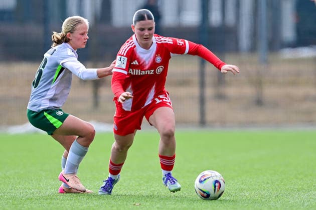 v.li.: Annika Mueller (Wolfsburg, 26) Laura Dafinger (FCB, 15) im Zweikampf, Duell, duel, tackle, Dynamik, Action, Aktion, 08.02.2026, München (Deutschland), Fussball,2. Frauen-Bundesliga, FC Bayern München II - VfL Wolfsburg II, DFB DFL REGULATIONS PROHIBIT ANY USE OF PHOTOGRAPHS AS IMAGE SEQUENCES AND OR QUASI-VIDEO.
