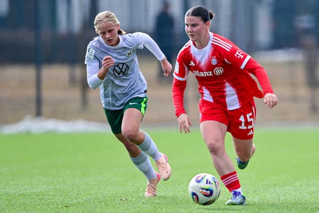 v.li.: Annika Mueller (Wolfsburg, 26) Laura Dafinger (FCB, 15) im Zweikampf, Duell, duel, tackle, Dynamik, Action, Aktion, 08.02.2026, München (Deutschland), Fussball,2. Frauen-Bundesliga, FC Bayern München II - VfL Wolfsburg II, DFB DFL REGULATIONS PROHIBIT ANY USE OF PHOTOGRAPHS AS IMAGE SEQUENCES AND OR QUASI-VIDEO.