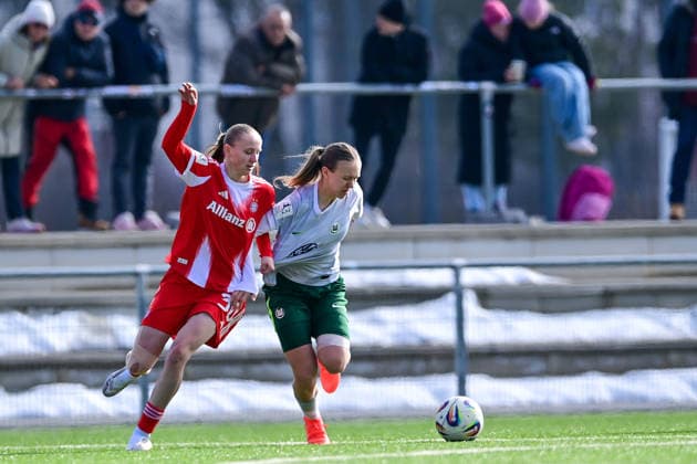 v.li.: Hanna Wegscheider (FCB, 30) Weronika Arasniewicz (Wolfsburg, 15) im Zweikampf, Duell, duel, tackle, Dynamik, Action, Aktion, 08.02.2026, München (Deutschland), Fussball,2. Frauen-Bundesliga, FC Bayern München II - VfL Wolfsburg II, DFB DFL REGULATIONS PROHIBIT ANY USE OF PHOTOGRAPHS AS IMAGE SEQUENCES AND OR QUASI-VIDEO.