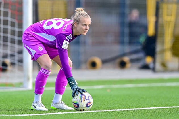 Anna Klink (Torwart, Torfrau, FCB, 38) am Ball, Freisteller, Einzelbild, Aktion, Action, 08.02.2026, München (Deutschland), Fussball,2. Frauen-Bundesliga, FC Bayern München II - VfL Wolfsburg II, DFB DFL REGULATIONS PROHIBIT ANY USE OF PHOTOGRAPHS AS IMAGE SEQUENCES AND OR QUASI-VIDEO.