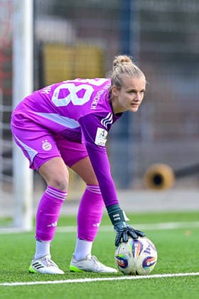 Anna Klink (Torwart, Torfrau, FCB, 38) am Ball, Freisteller, Einzelbild, Aktion, Action, 08.02.2026, München (Deutschland), Fussball,2. Frauen-Bundesliga, FC Bayern München II - VfL Wolfsburg II, DFB DFL REGULATIONS PROHIBIT ANY USE OF PHOTOGRAPHS AS IMAGE SEQUENCES AND OR QUASI-VIDEO.
