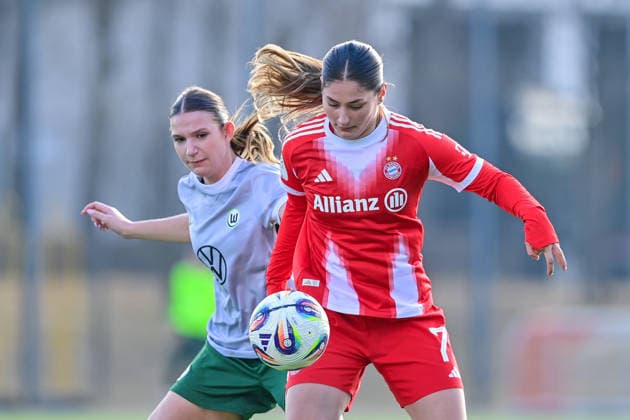 v.li.: Lilly Meister (Wolfsburg, 4) Elira Terakaj (FCB, 7) im Zweikampf, Duell, duel, tackle, Dynamik, Action, Aktion, 08.02.2026, München (Deutschland), Fussball,2. Frauen-Bundesliga, FC Bayern München II - VfL Wolfsburg II, DFB DFL REGULATIONS PROHIBIT ANY USE OF PHOTOGRAPHS AS IMAGE SEQUENCES AND OR QUASI-VIDEO.