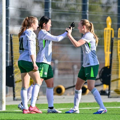 v.li.: Elena Goessler (Wolfsburg, 14), Torschuetzin Hitomi Yamaue (Wolfsburg, 23) und Linnea Saelen (Wolfsburg, 31) mit Torejubel, Jubel, Torjubel, Torerfolg, celebrate the goal, goal, celebration, Jubel ueber das Tor zum 1:2, optimistisch, Action, Aktion, 08.02.2026, München (Deutschland), Fussball,2. Frauen-Bundesliga, FC Bayern München II - VfL Wolfsburg II, DFB DFL REGULATIONS PROHIBIT ANY USE OF PHOTOGRAPHS AS IMAGE SEQUENCES AND OR QUASI-VIDEO.