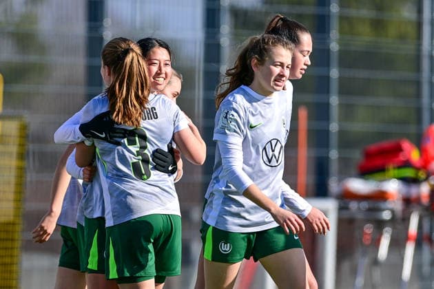 Spielerinnen des VfL Wolfsburg mit Torjubel, Jubel, Torjubel, Torerfolg, celebrate the goal, goal, celebration, Jubel ueber das Tor zum 1:2 durch Hitomi Yamaue (Wolfsburg, 23) (2.v.li.l), optimistisch, Action, Aktion, 08.02.2026, München (Deutschland), Fussball,2. Frauen-Bundesliga, FC Bayern München II - VfL Wolfsburg II, DFB DFL REGULATIONS PROHIBIT ANY USE OF PHOTOGRAPHS AS IMAGE SEQUENCES AND OR QUASI-VIDEO.