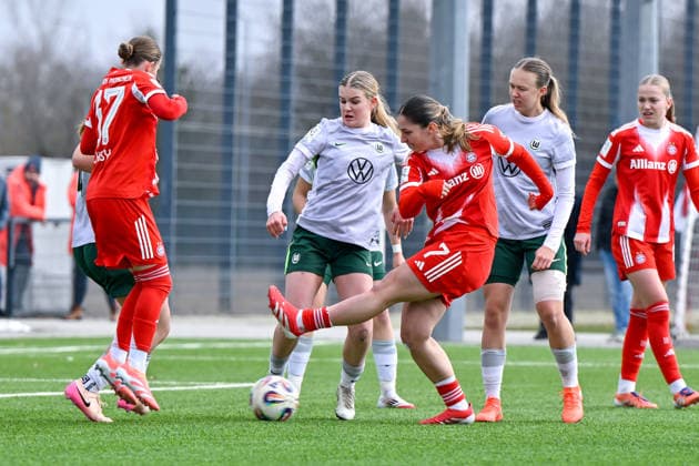 v.li.: Clara Choisy (FCB, 37) Antonia Wagner (Wolfsburg, 13) Elira Terakaj (FCB, 7) zieht ab, Torschuss, Weronika Arasniewicz (Wolfsburg, 15), 08.02.2026, München (Deutschland), Fussball,2. Frauen-Bundesliga, FC Bayern München II - VfL Wolfsburg II, DFB DFL REGULATIONS PROHIBIT ANY USE OF PHOTOGRAPHS AS IMAGE SEQUENCES AND OR QUASI-VIDEO.