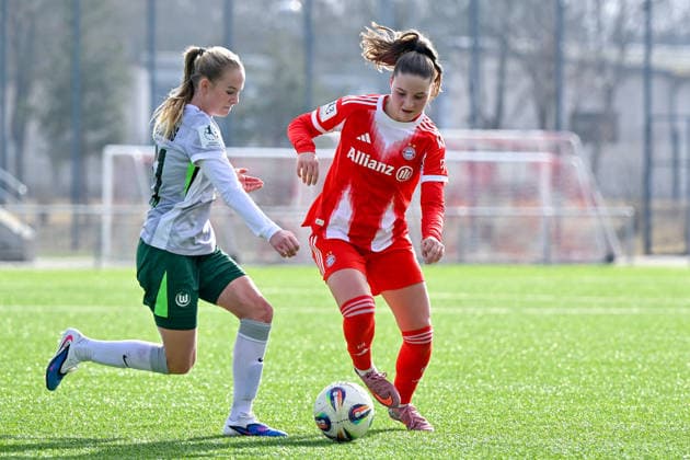 v.li.: Linnea Saelen (Wolfsburg, 31) Samira Di Lauro (FCB, 8) im Zweikampf, Duell, duel, tackle, Dynamik, Action, Aktion, 08.02.2026, München (Deutschland), Fussball,2. Frauen-Bundesliga, FC Bayern München II - VfL Wolfsburg II, DFB DFL REGULATIONS PROHIBIT ANY USE OF PHOTOGRAPHS AS IMAGE SEQUENCES AND OR QUASI-VIDEO.