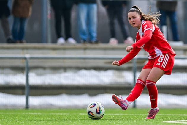 Samira Di Lauro (FCB, 8) am ball, Freisteller, Einzelbild, Aktion, Action, 08.02.2026, München (Deutschland), Fussball,2. Frauen-Bundesliga, FC Bayern München II - VfL Wolfsburg II, DFB DFL REGULATIONS PROHIBIT ANY USE OF PHOTOGRAPHS AS IMAGE SEQUENCES AND OR QUASI-VIDEO.