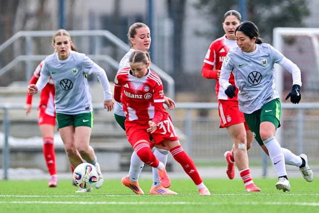v.li.: Clara Choisy (FCB, 37) Hitomi Yamaue (Wolfsburg, 23) im Zweikampf, Duell, duel, tackle, Dynamik, Action, Aktion, 08.02.2026, München (Deutschland), Fussball,2. Frauen-Bundesliga, FC Bayern München II - VfL Wolfsburg II, DFB DFL REGULATIONS PROHIBIT ANY USE OF PHOTOGRAPHS AS IMAGE SEQUENCES AND OR QUASI-VIDEO.