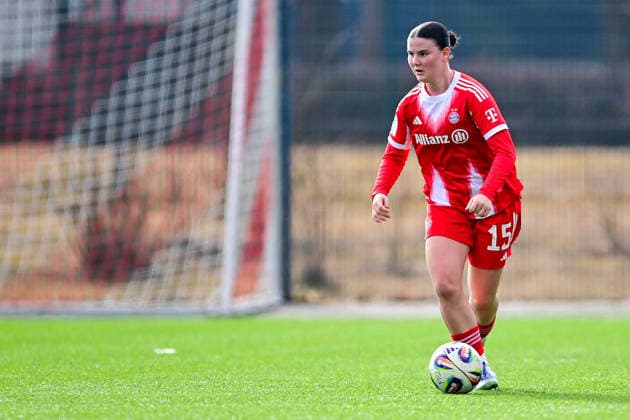 Laura Dafinger (FCB, 15) am Ball, Freisteller, Einzelbild, Aktion, Action, 08.02.2026, München (Deutschland), Fussball,2. Frauen-Bundesliga, FC Bayern München II - VfL Wolfsburg II, DFB DFL REGULATIONS PROHIBIT ANY USE OF PHOTOGRAPHS AS IMAGE SEQUENCES AND OR QUASI-VIDEO.
