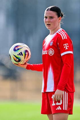 Laura Dafinger (FCB, 15) beim Einwurf, Einzelbild, Aktion, Action, 08.02.2026, München (Deutschland), Fussball,2. Frauen-Bundesliga, FC Bayern München II - VfL Wolfsburg II, DFB DFL REGULATIONS PROHIBIT ANY USE OF PHOTOGRAPHS AS IMAGE SEQUENCES AND OR QUASI-VIDEO.