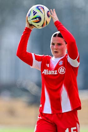 Laura Dafinger (FCB, 15) beim Einwurf, Einzelbild, Aktion, Action, 08.02.2026, München (Deutschland), Fussball,2. Frauen-Bundesliga, FC Bayern München II - VfL Wolfsburg II, DFB DFL REGULATIONS PROHIBIT ANY USE OF PHOTOGRAPHS AS IMAGE SEQUENCES AND OR QUASI-VIDEO.