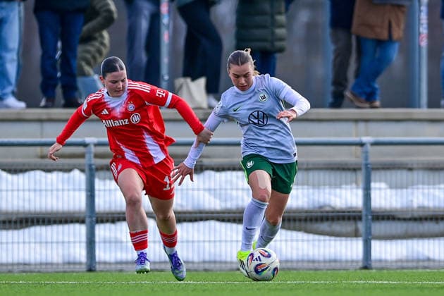 v.li.: Laura Dafinger (FCB, 15) Maja Zielinska (Wolfsburg, 10) im Zweikampf, Duell, duel, tackle, Dynamik, Action, Aktion, 08.02.2026, München (Deutschland), Fussball,2. Frauen-Bundesliga, FC Bayern München II - VfL Wolfsburg II, DFB DFL REGULATIONS PROHIBIT ANY USE OF PHOTOGRAPHS AS IMAGE SEQUENCES AND OR QUASI-VIDEO.