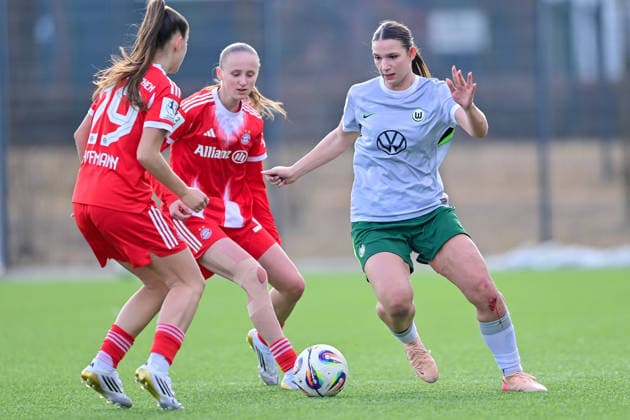 v.li.: Melina Hoffmann (FCB, 29) Luzie Zaehringer (FCB, 5) Lilly Meister (Wolfsburg, 4) im Zweikampf, Duell, duel, tackle, Dynamik, Action, Aktion, 08.02.2026, München (Deutschland), Fussball,2. Frauen-Bundesliga, FC Bayern München II - VfL Wolfsburg II, DFB DFL REGULATIONS PROHIBIT ANY USE OF PHOTOGRAPHS AS IMAGE SEQUENCES AND OR QUASI-VIDEO.