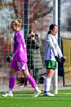 v.li.: Anna Klink (Torwart, Torfrau, FCB, 38) nach dem gegentor zum 1:2 enttaeuscht schauend, Enttaeuschung, Frustration, disappointed, pessimistisch, Torschuetzin Hitomi Yamaue (Wolfsburg, 23) mit Torjubel, Jubel, Torjubel, Torerfolg, celebrate the goal, goal, celebration, Jubel ueber das Tor, optimistisch, Action, Aktion, 08.02.2026, München (Deutschland), Fussball,2. Frauen-Bundesliga, FC Bayern München II - VfL Wolfsburg II, DFB DFL REGULATIONS PROHIBIT ANY USE OF PHOTOGRAPHS AS IMAGE SEQUENCES AND OR QUASI-VIDEO.